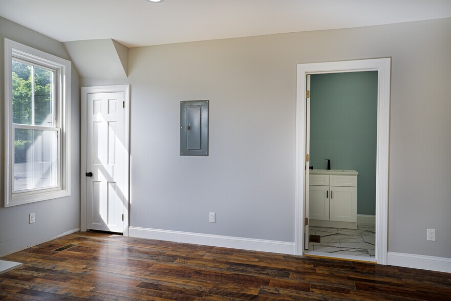 More Photos Of 49 Landing Ave, Smithtown Office Residential For Lease