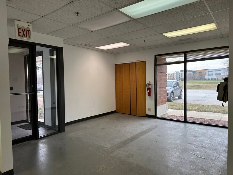 More Photos Of 3350 W Salt Creek Ln, Arlington Heights Showroom For Lease