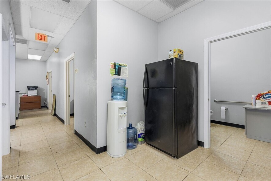 More Photos Of 10801 Sunset Plaza Cir, Fort Myers Showroom For Lease