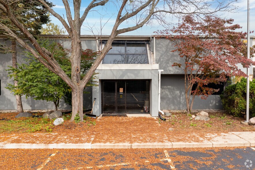 More Photos Of 2737 S Adams Rd, Rochester Hills Warehouse For Lease
