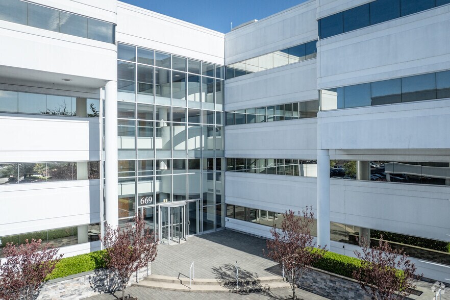 More Photos Of 669 River Dr, Elmwood Park Office For Lease