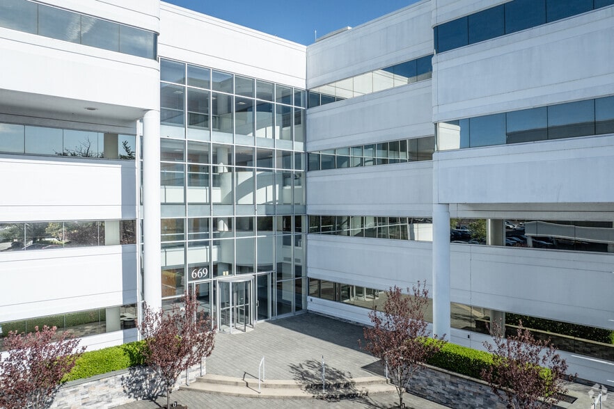 More Photos Of 669 River Dr, Elmwood Park Office For Lease
