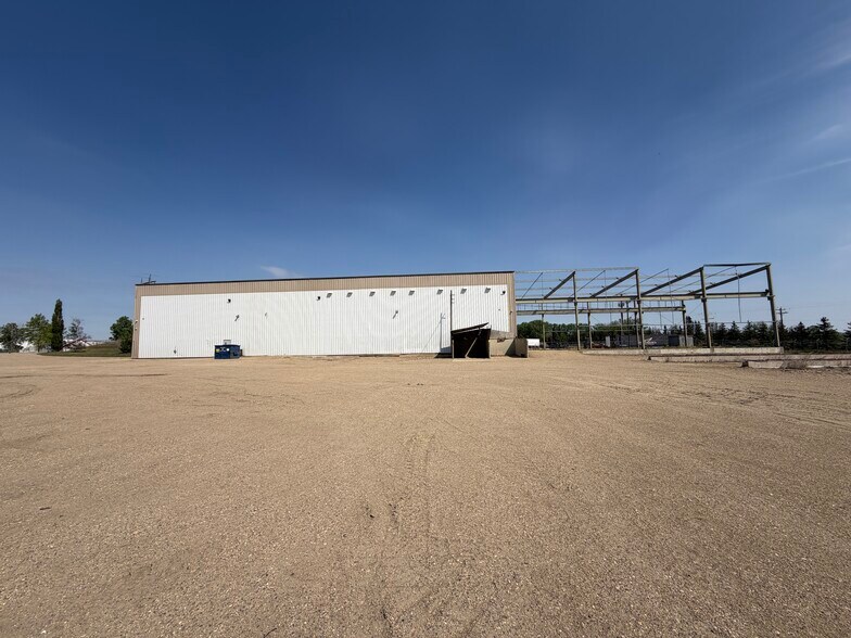More Photos Of 11 & 13 - 27123 Highway 597, Blackfalds Warehouse For Lease