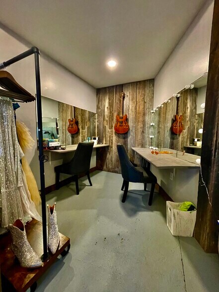 More Photos Of 211 Main St, Irvine Storefront For Sale