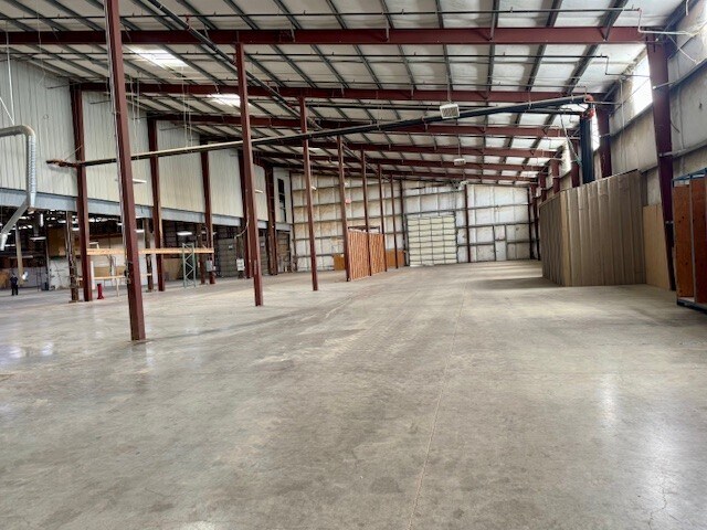 More Photos Of 10 N Seneca Rd, Eugene Manufacturing For Lease