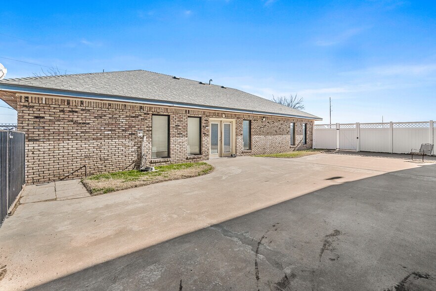 More Photos Of 11616 Tanglewood Rd, Amarillo Office For Sale