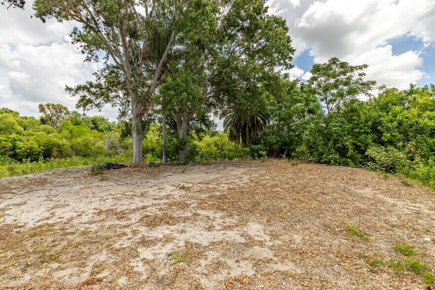 More Photos Of 9931-9947 Seminole Blvd, Seminole General Retail For Sale