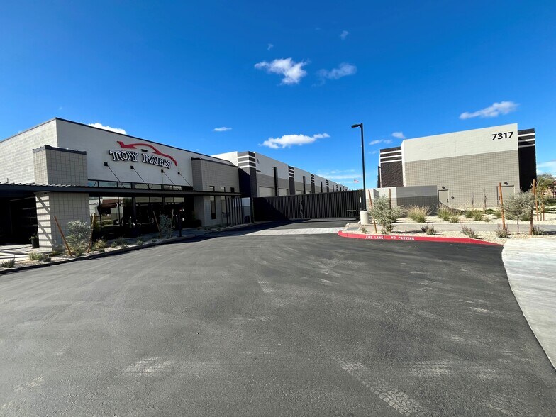More Photos Of 7317 E Helm Dr, Scottsdale Self Storage For Lease