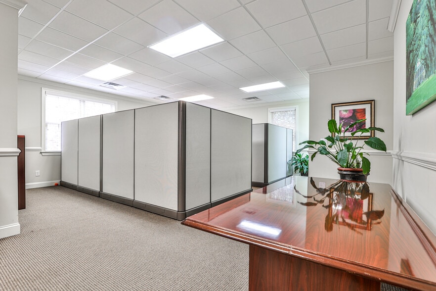 More Photos Of 1905 Woodstock Rd, Roswell Office For Lease