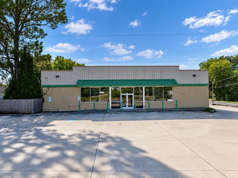 More Photos Of 210 N Amhurst Pl, Englewood Freestanding For Sale
