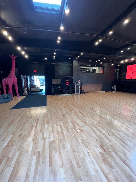 More Photos Of 5437 Satsuma Ave, North Hollywood Warehouse For Lease