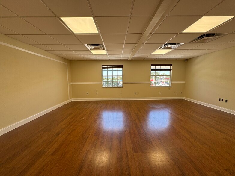 More Photos Of 4802-4942 W Gandy Blvd, Tampa Business Park For Lease