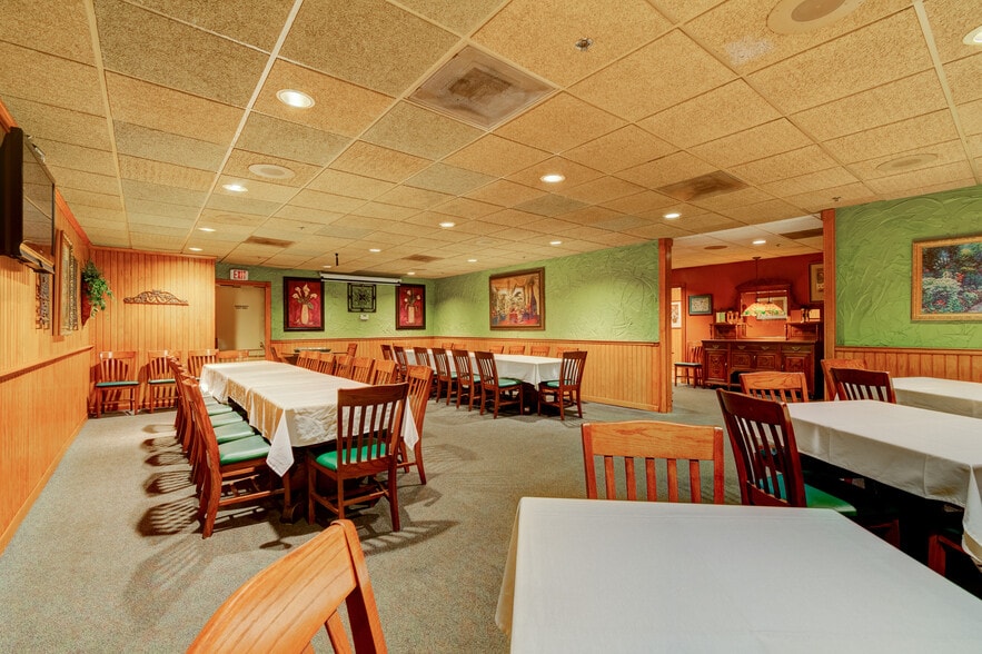 More Photos Of 1702 Park Hill Dr, Gainesville Restaurant For Sale