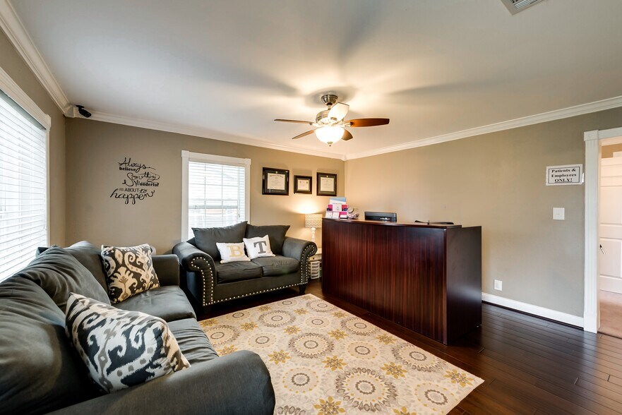More Photos Of 911 N Goliad St, Rockwall Office For Sale