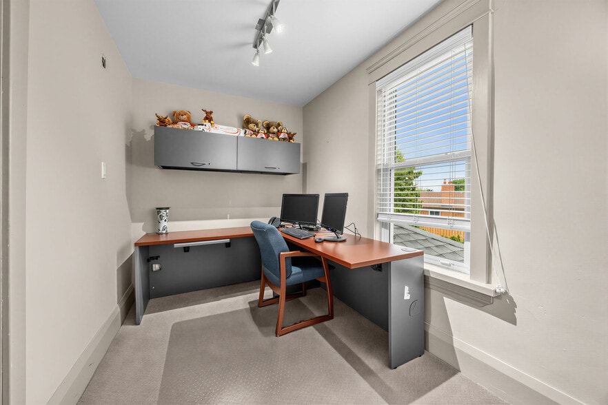 More Photos Of 3569 Cawthra Rd, Mississauga Office For Sale