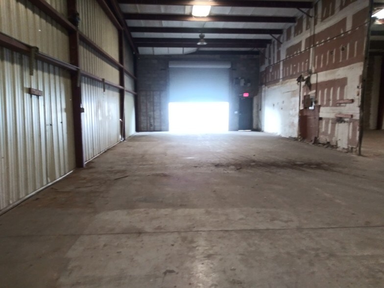 More Photos Of 5017 N Coolidge Dr, Tampa Warehouse For Lease