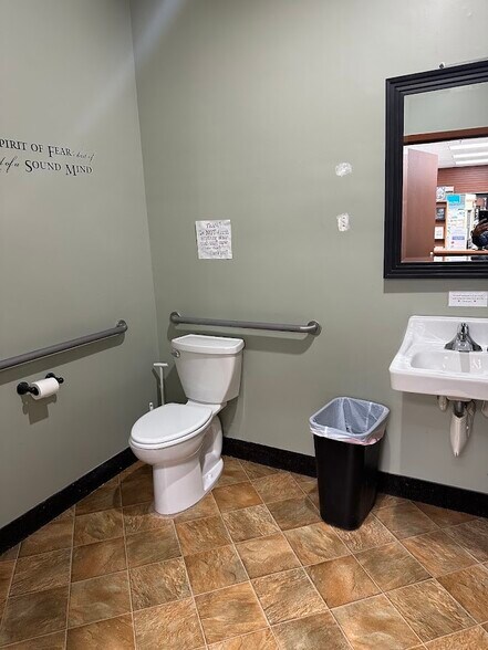 More Photos Of 522 Amherst St, Nashua Showroom For Lease