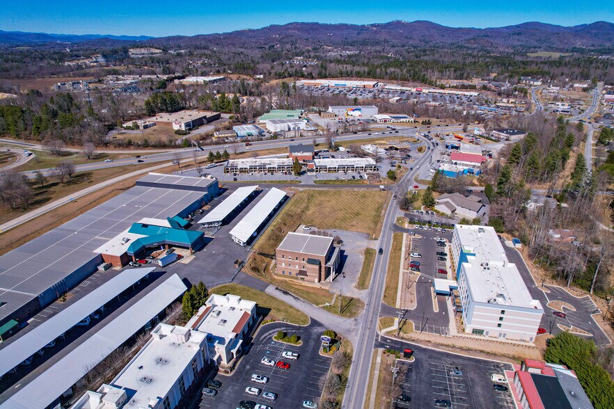 More Photos Of 135 Sugarloaf Rd, Hendersonville Freestanding For Sale