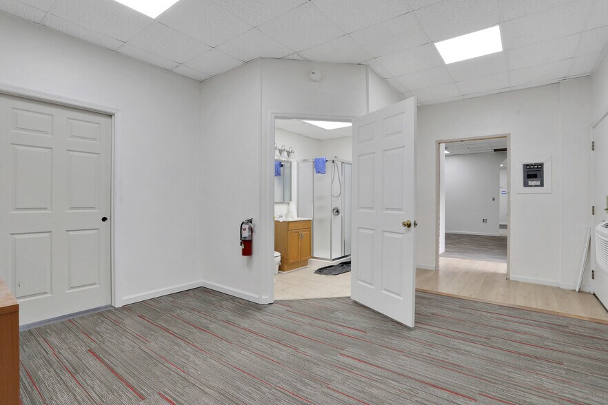 More Photos Of 3787 Old Middleburg Rd, Jacksonville Office For Sale