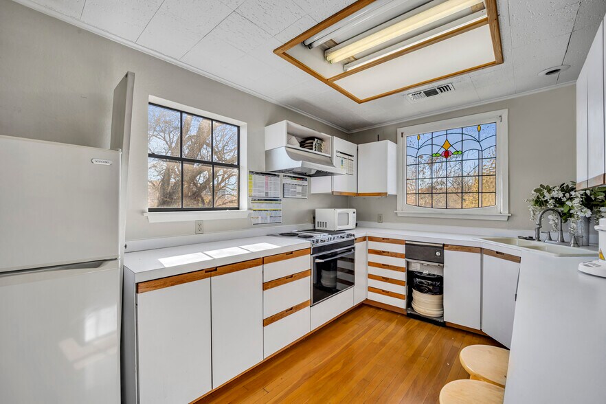 More Photos Of 808 W Abram St, Arlington Freestanding For Sale