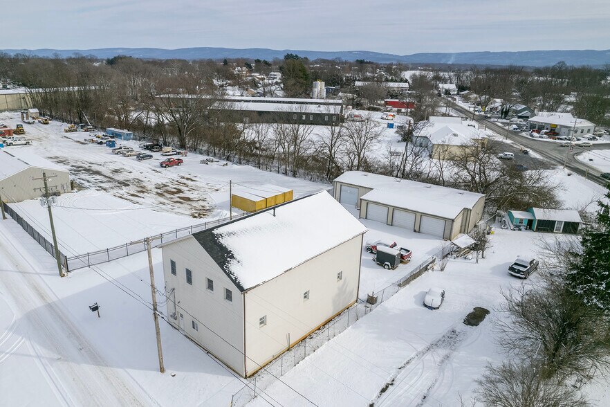 More Photos Of 12 A Cattlemans Ln, Berryville Warehouse For Lease