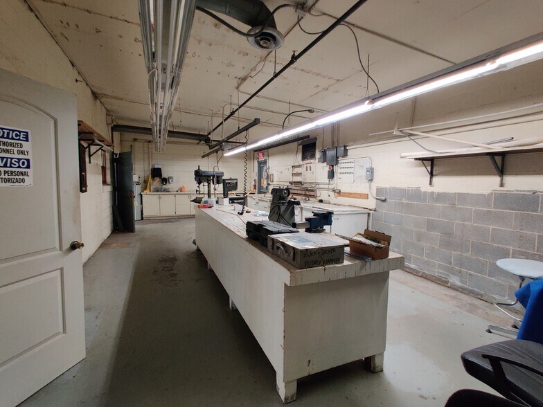 More Photos Of 120 S Church Ave, Garland Manufacturing For Lease