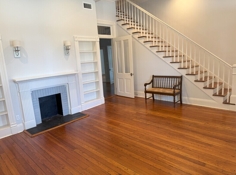 More Photos Of 1327 Spring Hill Ave, Mobile Office For Sale