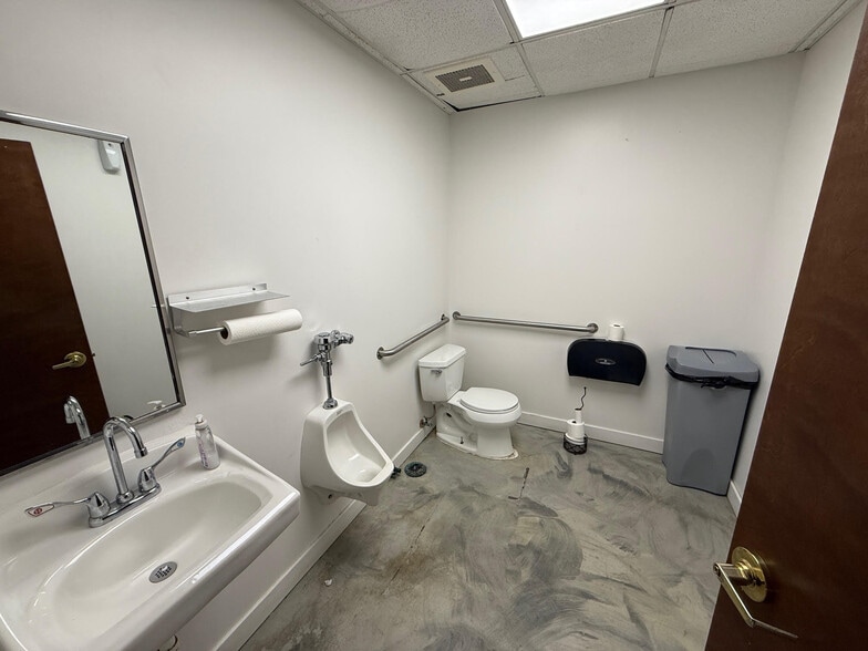 More Photos Of 4635 Northfield Rd, Cleveland Freestanding For Lease