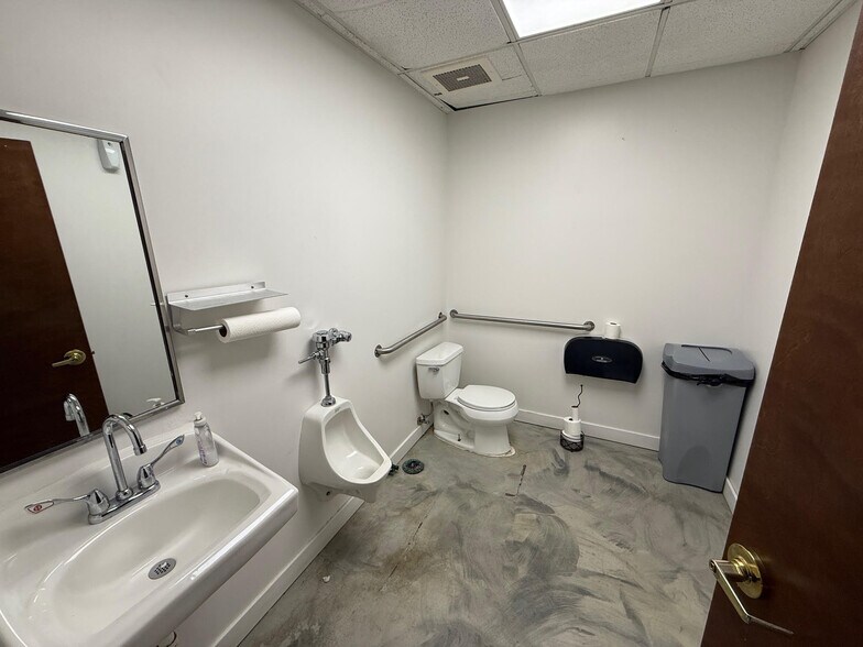 More Photos Of 4635 Northfield Rd, Cleveland Freestanding For Lease