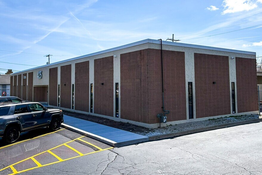 Primary Photo Of 425 W Walnut St, Milwaukee Flex For Lease