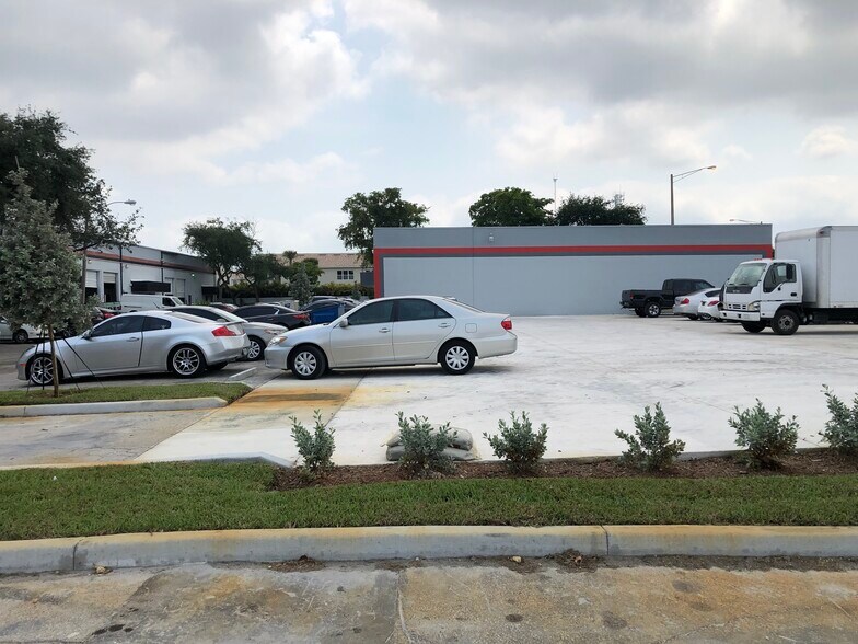 More Photos Of 4801-4859 Pembroke Rd, Hollywood Warehouse For Lease