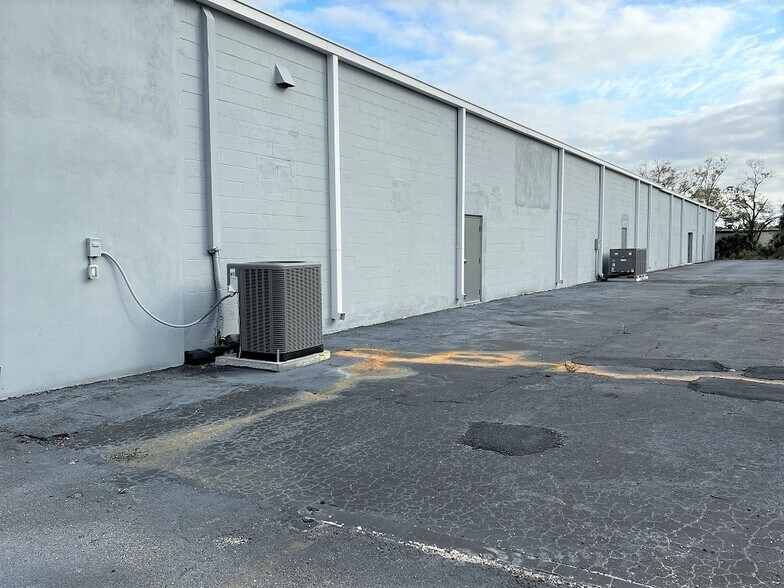 More Photos Of 6850 Cross Bayou Dr, Seminole Manufacturing For Lease