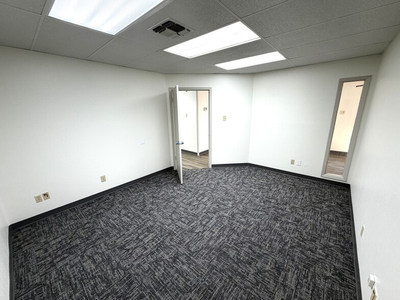 More Photos Of 2435-2441 Boardwalk St, San Antonio Showroom For Lease