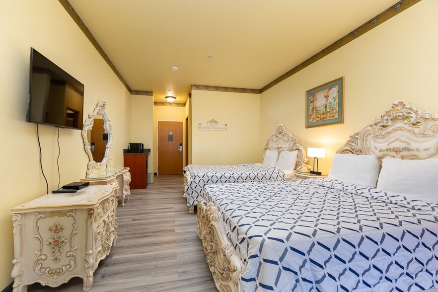 More Photos Of 550 SE Highway 101, Lincoln City Hotel For Sale