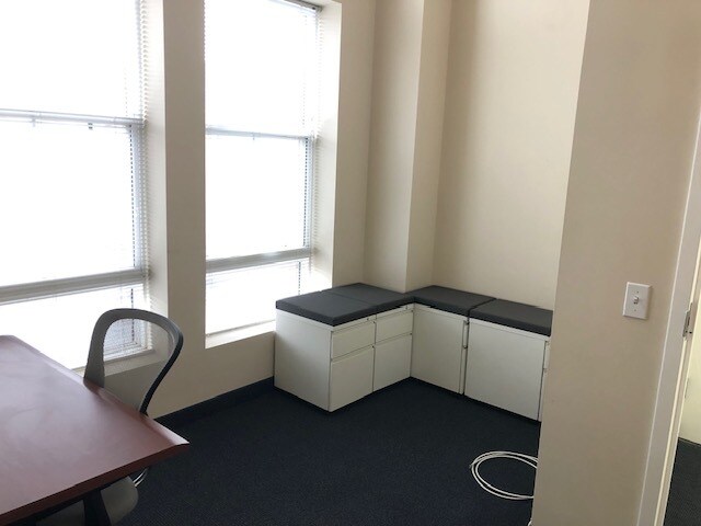 More Photos Of 21155 Whitfield Pl, Sterling Office For Sale