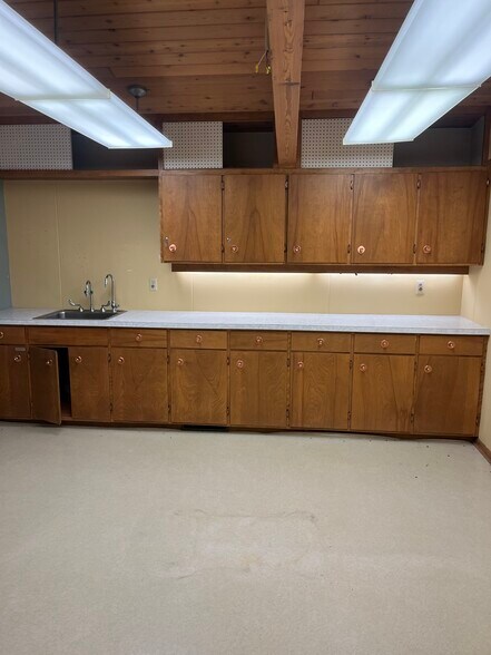 More Photos Of 192 Washington Ave, Alden Office For Sale