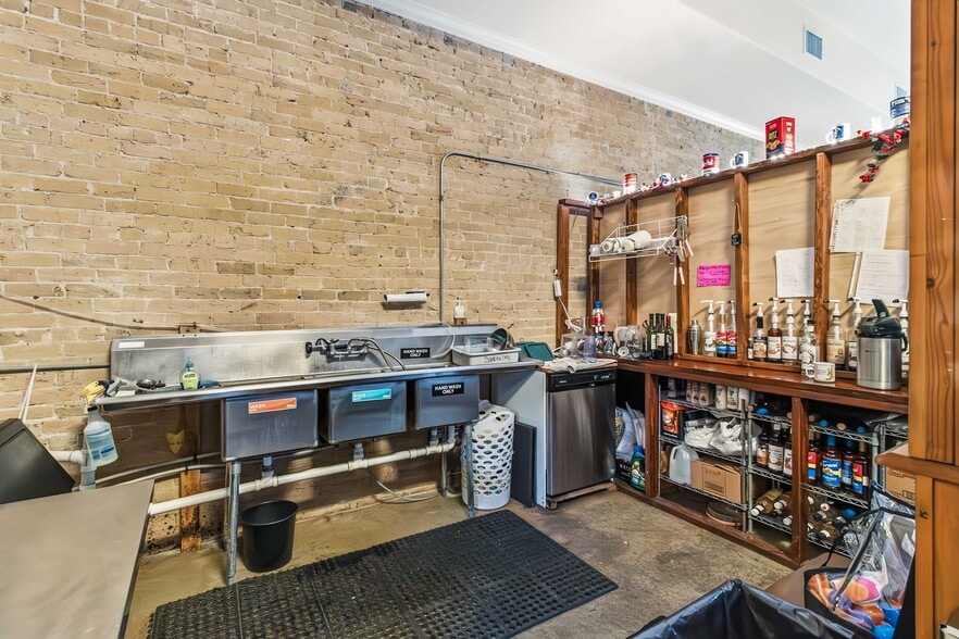 More Photos Of 709 Chestnut St, Bastrop Storefront Retail Residential For Sale