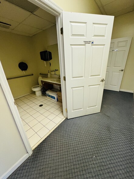 More Photos Of 426 W 4th St, London Warehouse For Sale