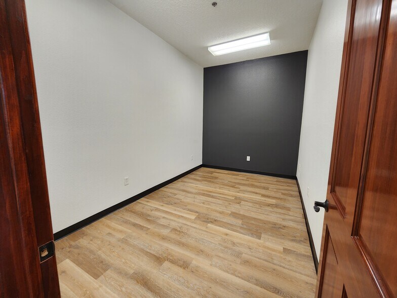 More Photos Of 111-121 E Edgewood Dr, Friendswood Medical For Lease