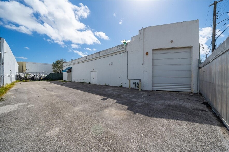 More Photos Of 2585 NW 21st Ter, Miami Warehouse For Lease