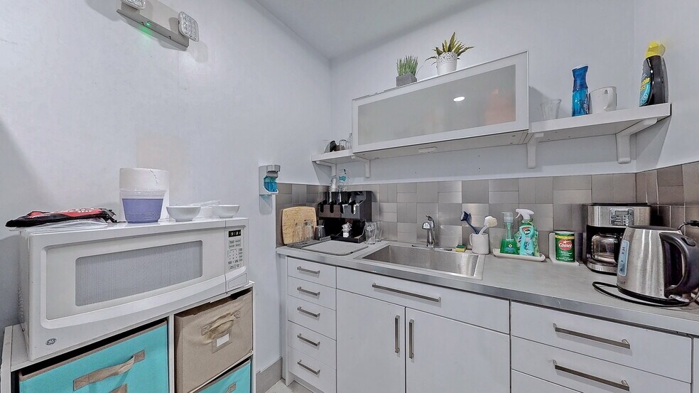 More Photos Of 715-717 Queen St E, Toronto Storefront Retail Office For Lease