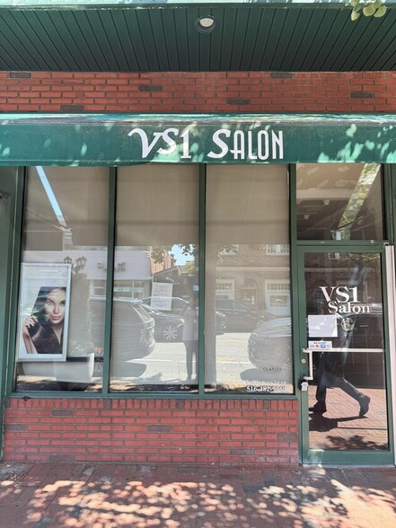 Primary Photo Of 9-11 Bond St, Great Neck Storefront For Lease