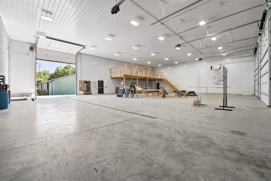 More Photos Of 4487 Sr 8, Titusville Showroom For Sale