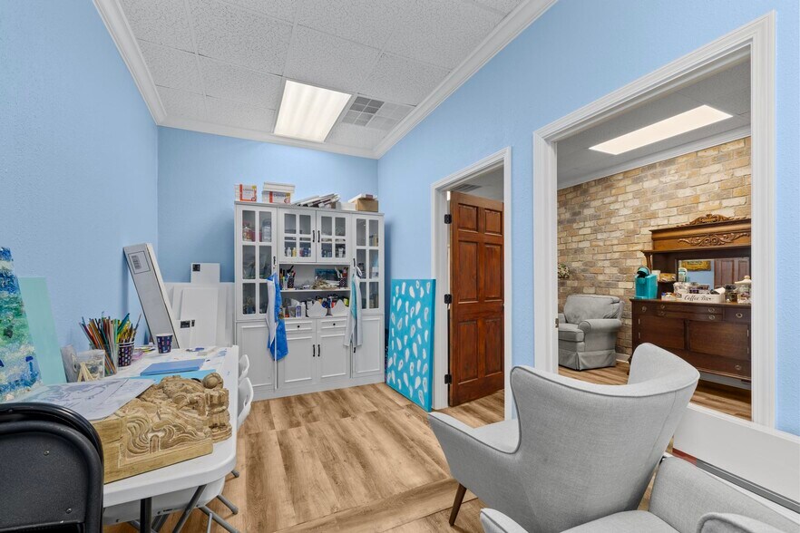 More Photos Of 913 Gulf Breeze Pky, Gulf Breeze Storefront Retail Office For Sale