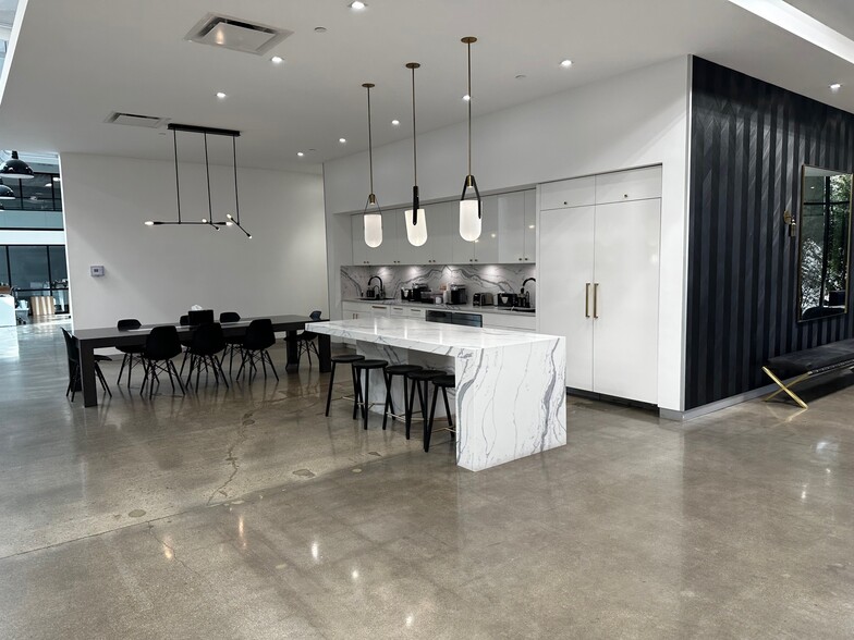 More Photos Of 1451 Vanguard Dr, Oxnard Warehouse For Sale