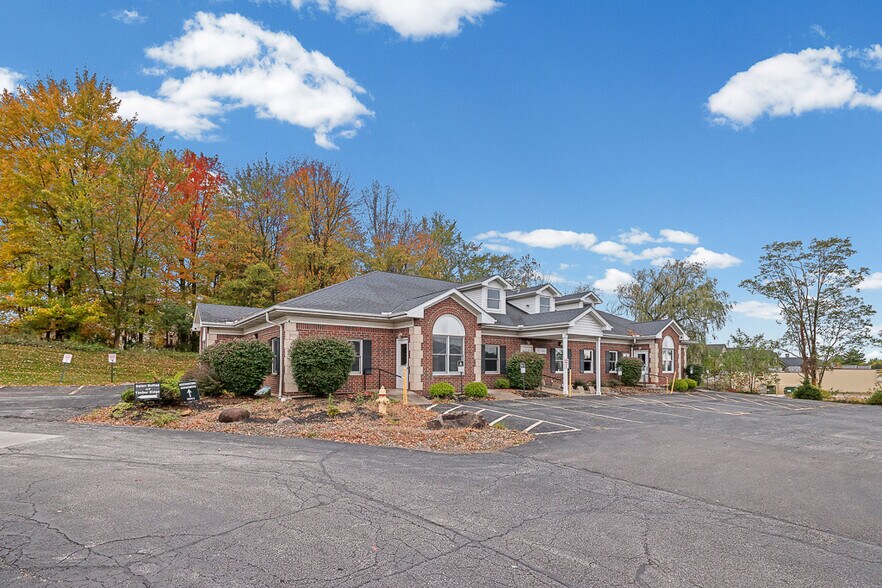 More Photos Of 8050 Corporate Cir, North Royalton Office For Lease