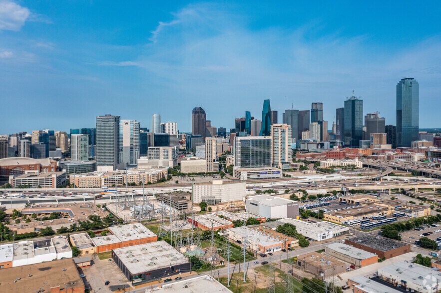 More Photos Of 901 Main St, Dallas Office For Lease