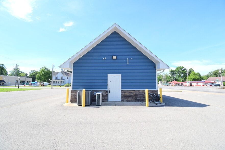 More Photos Of 102 N Park St, Sesser Restaurant For Sale