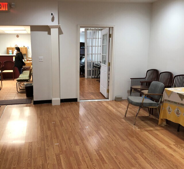 More Photos Of 1323 Shepard Dr, Sterling Showroom For Lease