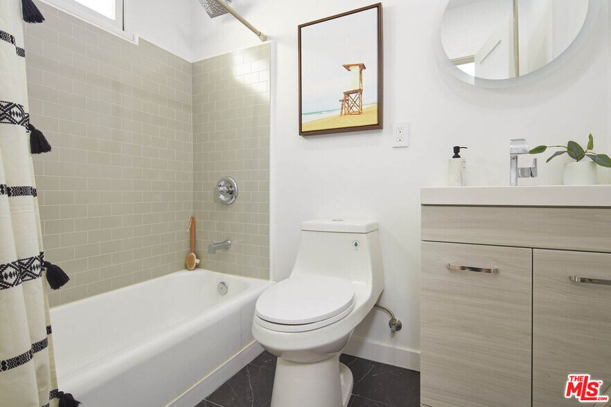 More Photos Of 2818 Abbot Kinney Blvd, Venice Apartments For Sale